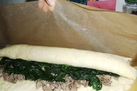 Картофельный рулет с начинкой из фарша и шпината: шаг 6