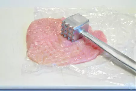 Куриные рулеты в беконе, фаршированные козьим сыром и тимьяном, запеченные с овощами: шаг 2