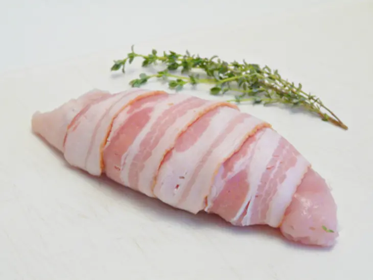 Куриные рулеты в беконе, фаршированные козьим сыром и тимьяном, запеченные с овощами: шаг 4