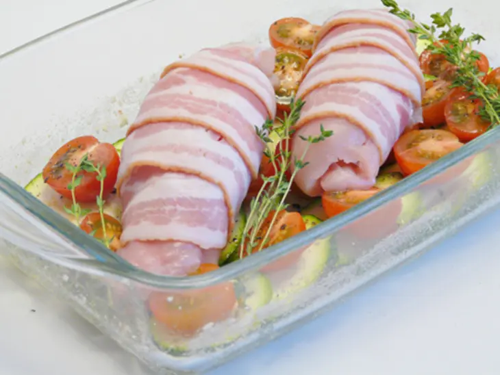 Куриные рулеты в беконе, фаршированные козьим сыром и тимьяном, запеченные с овощами: шаг 6