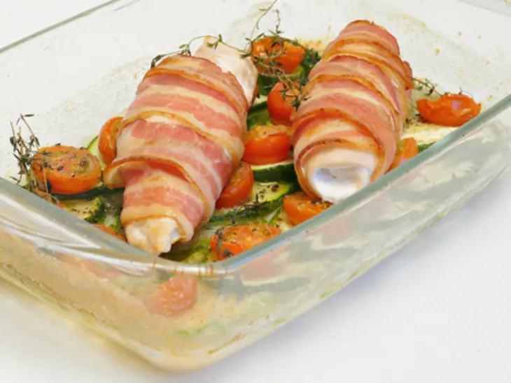 Куриные рулеты в беконе, фаршированные козьим сыром и тимьяном, запеченные с овощами: шаг 7
