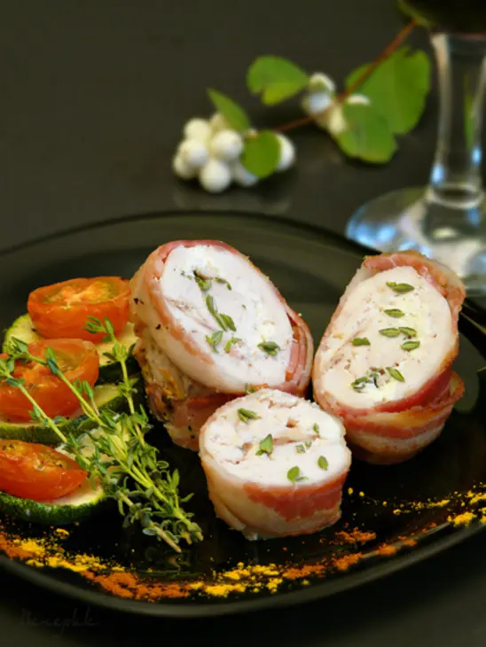 Куриные рулеты в беконе, фаршированные козьим сыром и тимьяном, запеченные с овощами: шаг 8