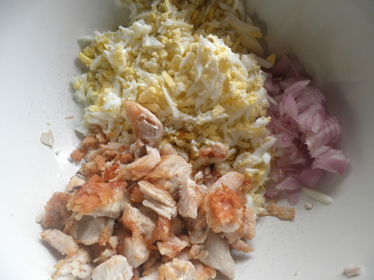 Яичный салатик с курицей: шаг 1