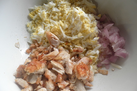 Яичный салатик с курицей: шаг 1