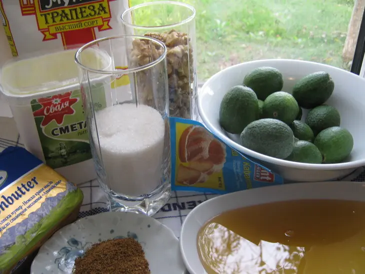Перевёрнутый пирог с фейхоа и орехами.: шаг 1