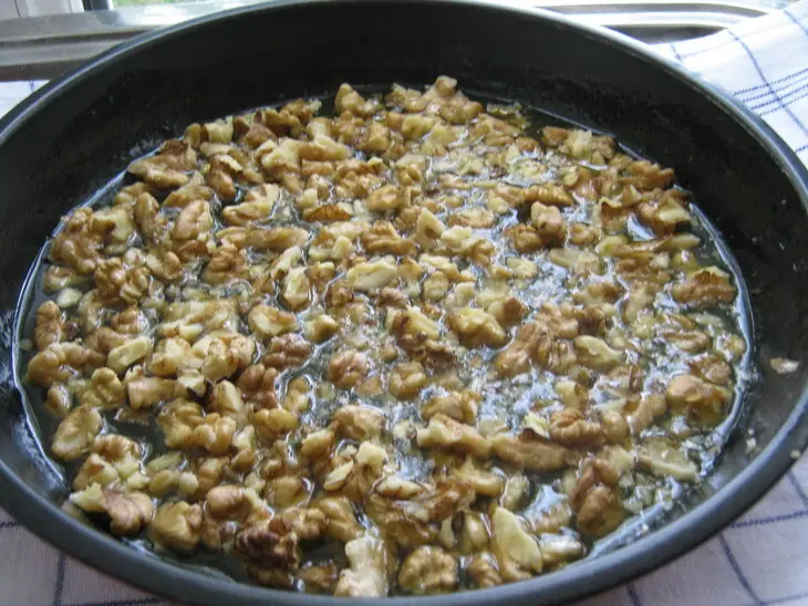 Перевёрнутый пирог с фейхоа и орехами.: шаг 4