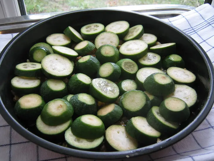 Перевёрнутый пирог с фейхоа и орехами.: шаг 5