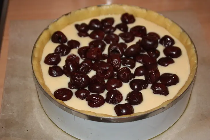 Масляный пирог с заварным миндальным кремом и вишней: шаг 8
