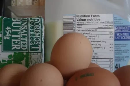 Блинчики из гречневой муки с фруктовым фламбе и сыром: шаг 1