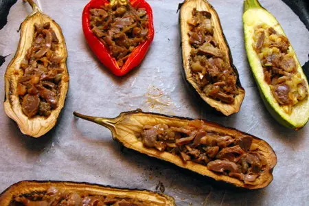 Овощи, фаршированные куриными желудками.: шаг 5