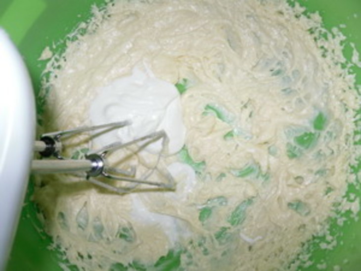 Кекс  на сгущенном молоке с изюмом ("кексюлька" для подружки дашульки): шаг 3