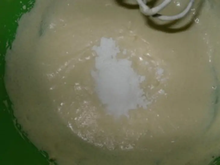 Кекс  на сгущенном молоке с изюмом ("кексюлька" для подружки дашульки): шаг 4