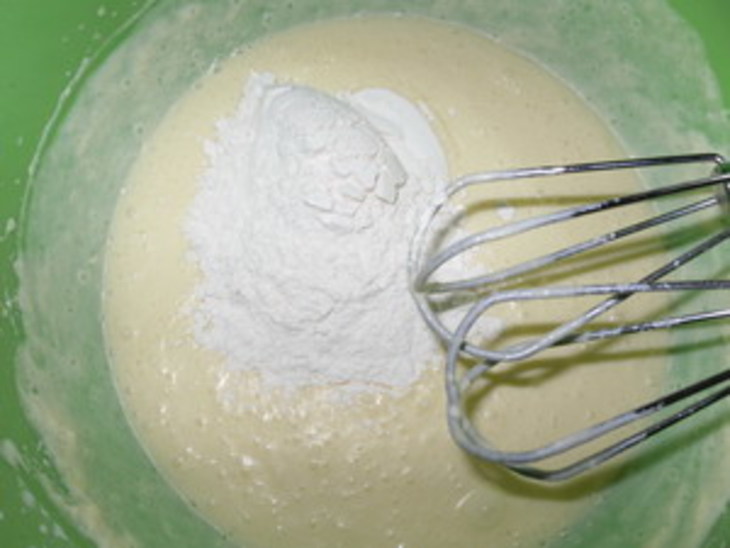 Кекс  на сгущенном молоке с изюмом ("кексюлька" для подружки дашульки): шаг 6