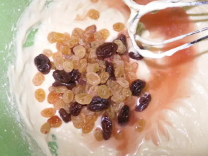 Кекс  на сгущенном молоке с изюмом ("кексюлька" для подружки дашульки): шаг 7