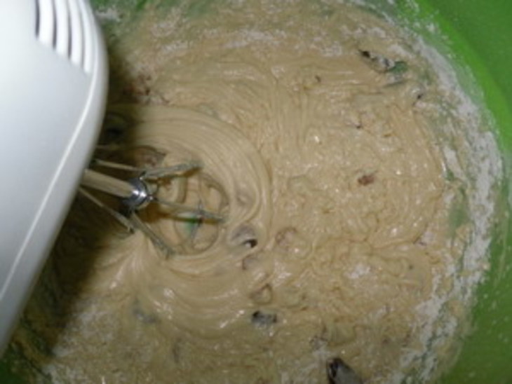 Кекс  на сгущенном молоке с изюмом ("кексюлька" для подружки дашульки): шаг 8