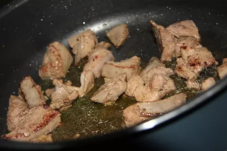 Паста "праздничная" с печенью и томатным соусом.: шаг 1