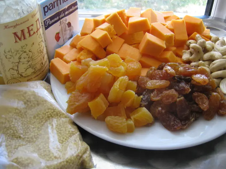 Пшённая каша с тыквой,сухофруктами и орехами.: шаг 1