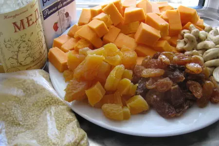 Пшённая каша с тыквой,сухофруктами и орехами.: шаг 1