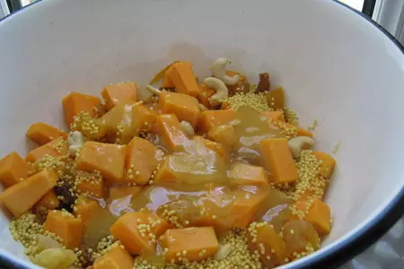 Пшённая каша с тыквой,сухофруктами и орехами.: шаг 2