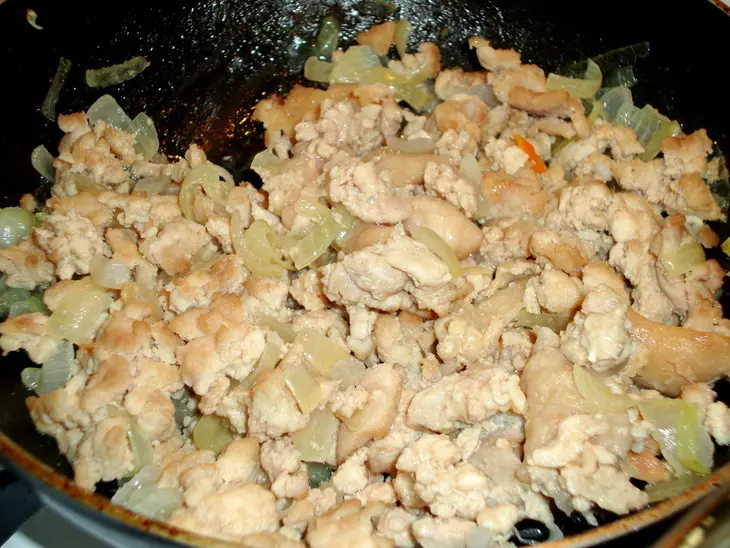 Пирог с курицей, грибами и сыром: шаг 1