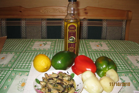 Салат из копченых мидий с зеленым соусом: шаг 1