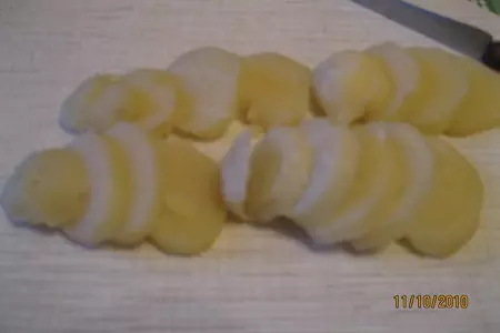 Салат из копченых мидий с зеленым соусом: шаг 2