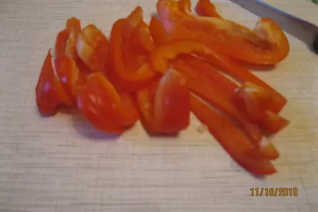 Салат из копченых мидий с зеленым соусом: шаг 3
