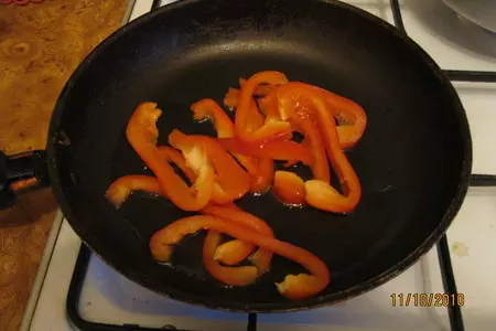 Салат из копченых мидий с зеленым соусом: шаг 4