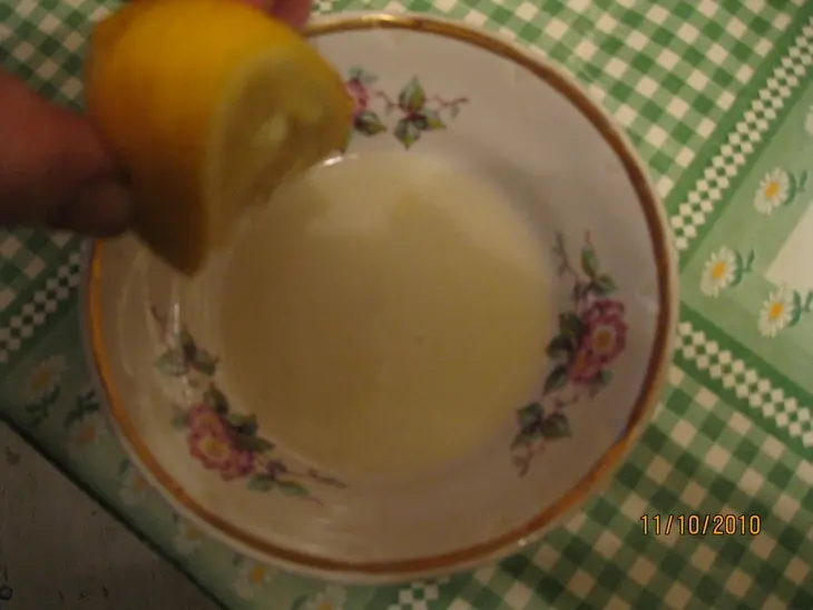 Салат из копченых мидий с зеленым соусом: шаг 7