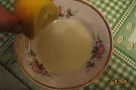 Салат из копченых мидий с зеленым соусом: шаг 7