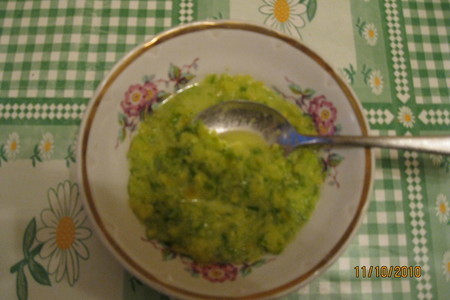 Салат из копченых мидий с зеленым соусом: шаг 8