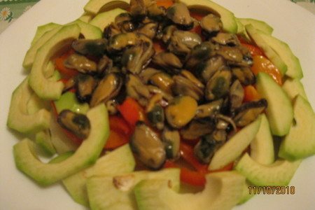 Салат из копченых мидий с зеленым соусом: шаг 10