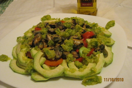 Салат из копченых мидий с зеленым соусом: шаг 12