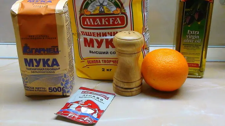 Домашний хлеб на оливковом масле с чесночной пастой и салатом по-испански.: шаг 1
