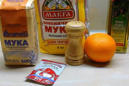 Домашний хлеб на оливковом масле с чесночной пастой и салатом по-испански.: шаг 1