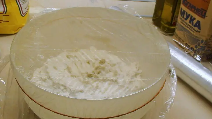Домашний хлеб на оливковом масле с чесночной пастой и салатом по-испански.: шаг 3