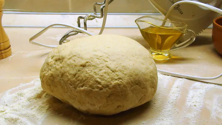 Домашний хлеб на оливковом масле с чесночной пастой и салатом по-испански.: шаг 5