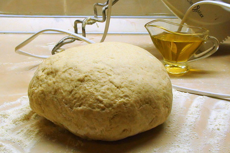 Домашний хлеб на оливковом масле с чесночной пастой и салатом по-испански.: шаг 5