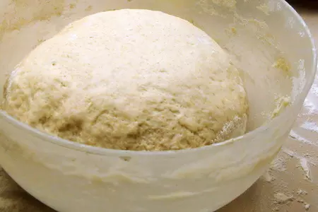 Домашний хлеб на оливковом масле с чесночной пастой и салатом по-испански.: шаг 6