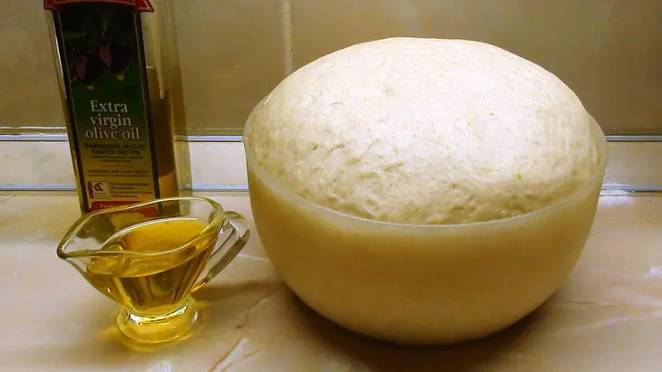 Домашний хлеб на оливковом масле с чесночной пастой и салатом по-испански.: шаг 7