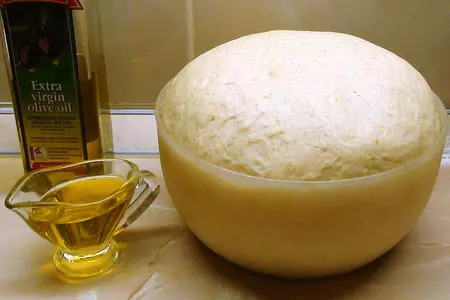 Домашний хлеб на оливковом масле с чесночной пастой и салатом по-испански.: шаг 7