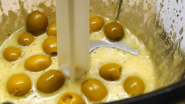 Домашний хлеб на оливковом масле с чесночной пастой и салатом по-испански.: шаг 10