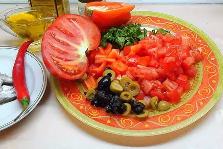 Домашний хлеб на оливковом масле с чесночной пастой и салатом по-испански.: шаг 17