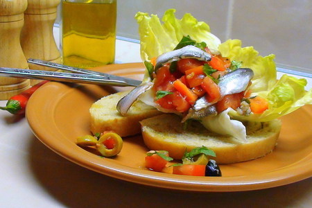 Домашний хлеб на оливковом масле с чесночной пастой и салатом по-испански.: шаг 19
