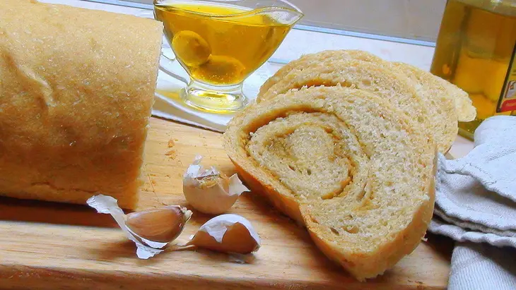 Домашний хлеб на оливковом масле с чесночной пастой и салатом по-испански.: шаг 20