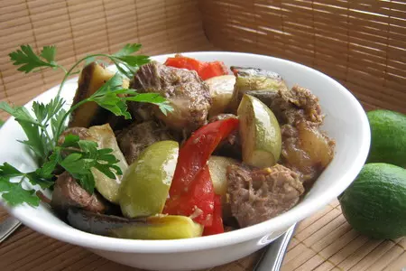 Телятина томлёная - "по-восточному".( с овощами и фейхоа): шаг 8