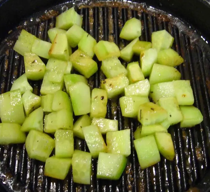 Салат с брынзой, креветками и овощами, 10 "а": шаг 4