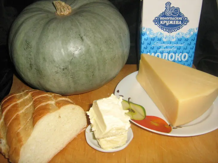 Суп-пюре тыквенный с гренками и сыром.: шаг 1