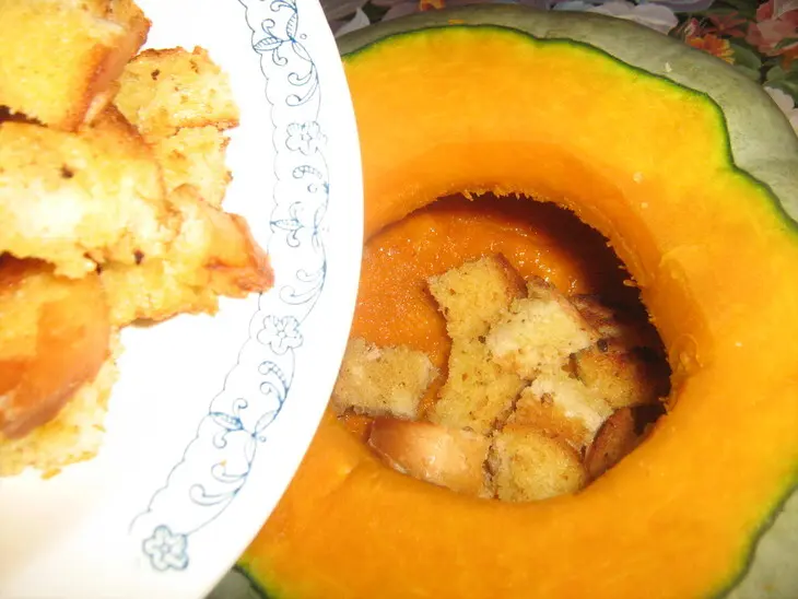 Суп-пюре тыквенный с гренками и сыром.: шаг 4
