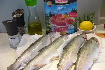 Жаренная в беконе радужная форель со сливочно-хреновым соусом и миндальным маслом: шаг 1